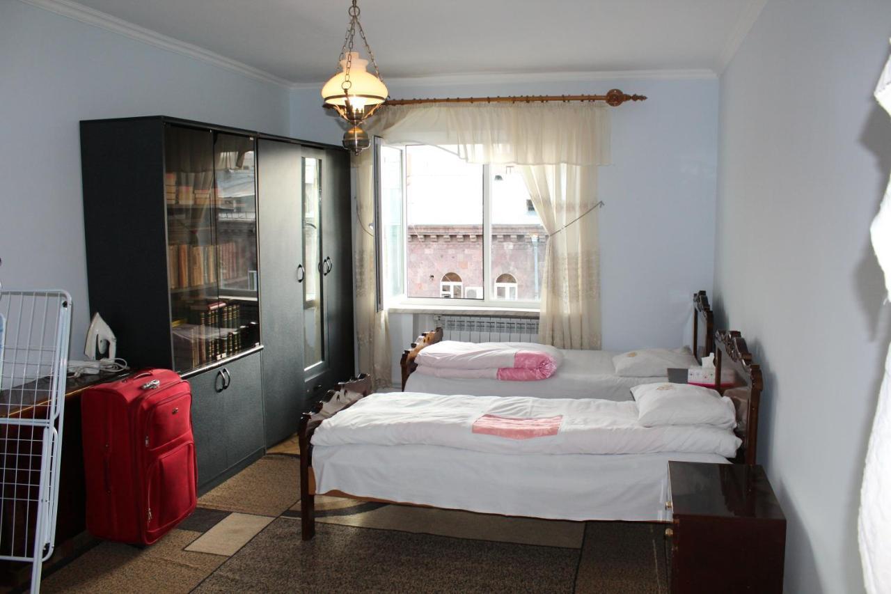 Super Location - Shared Bathroom And Kitchen Erivan Exterior foto